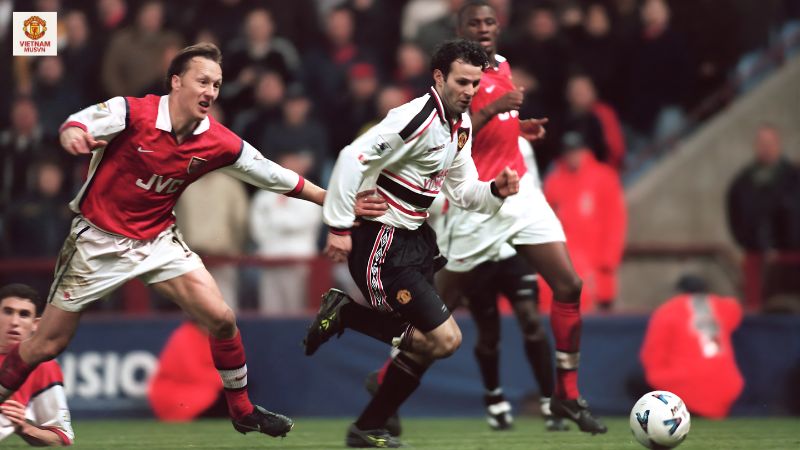 Ryan Giggs đã có bàn thắng solo kinh điển vào lưới Arsenal năm 1999