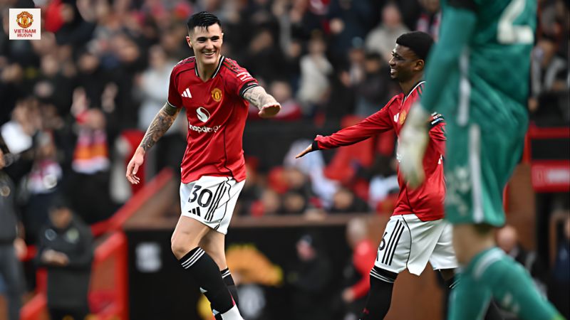 Sesko ăn mừng bàn thắng